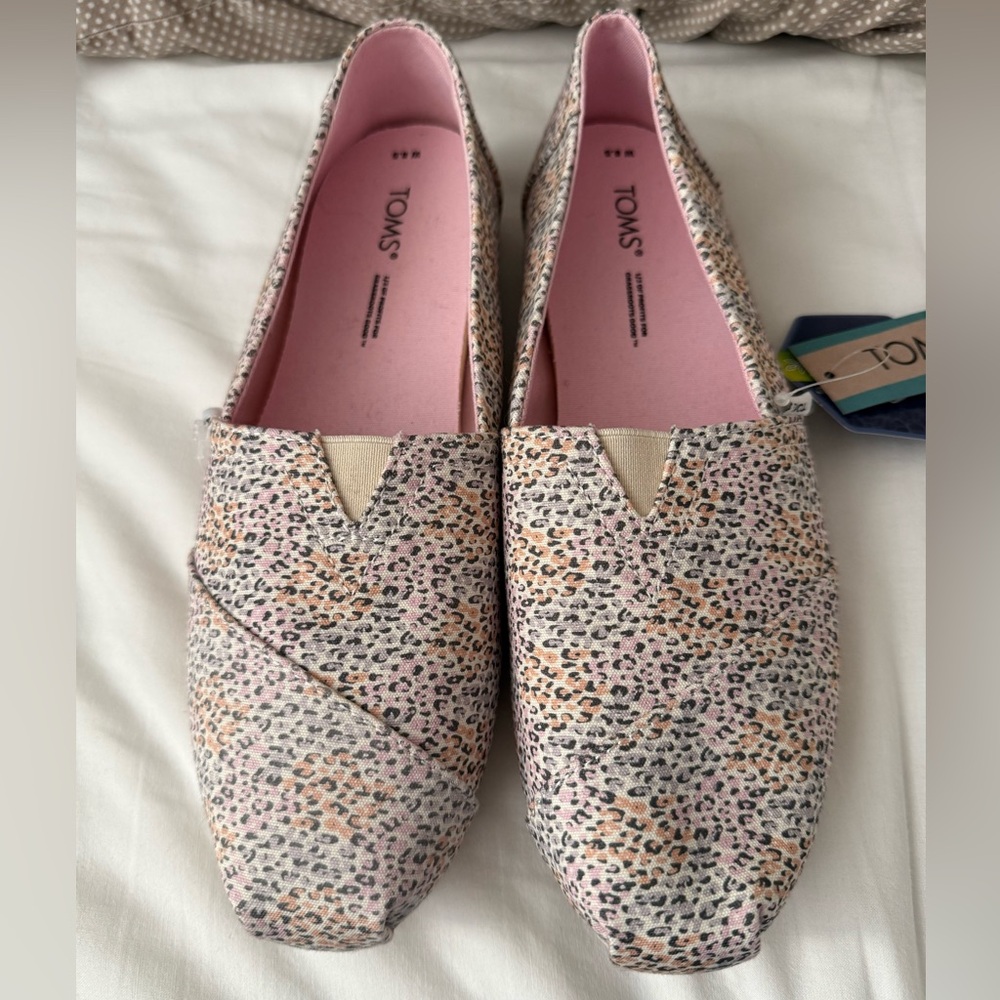 TOMS Women's Pink Leopard Print Classics Slip-Ons size 8